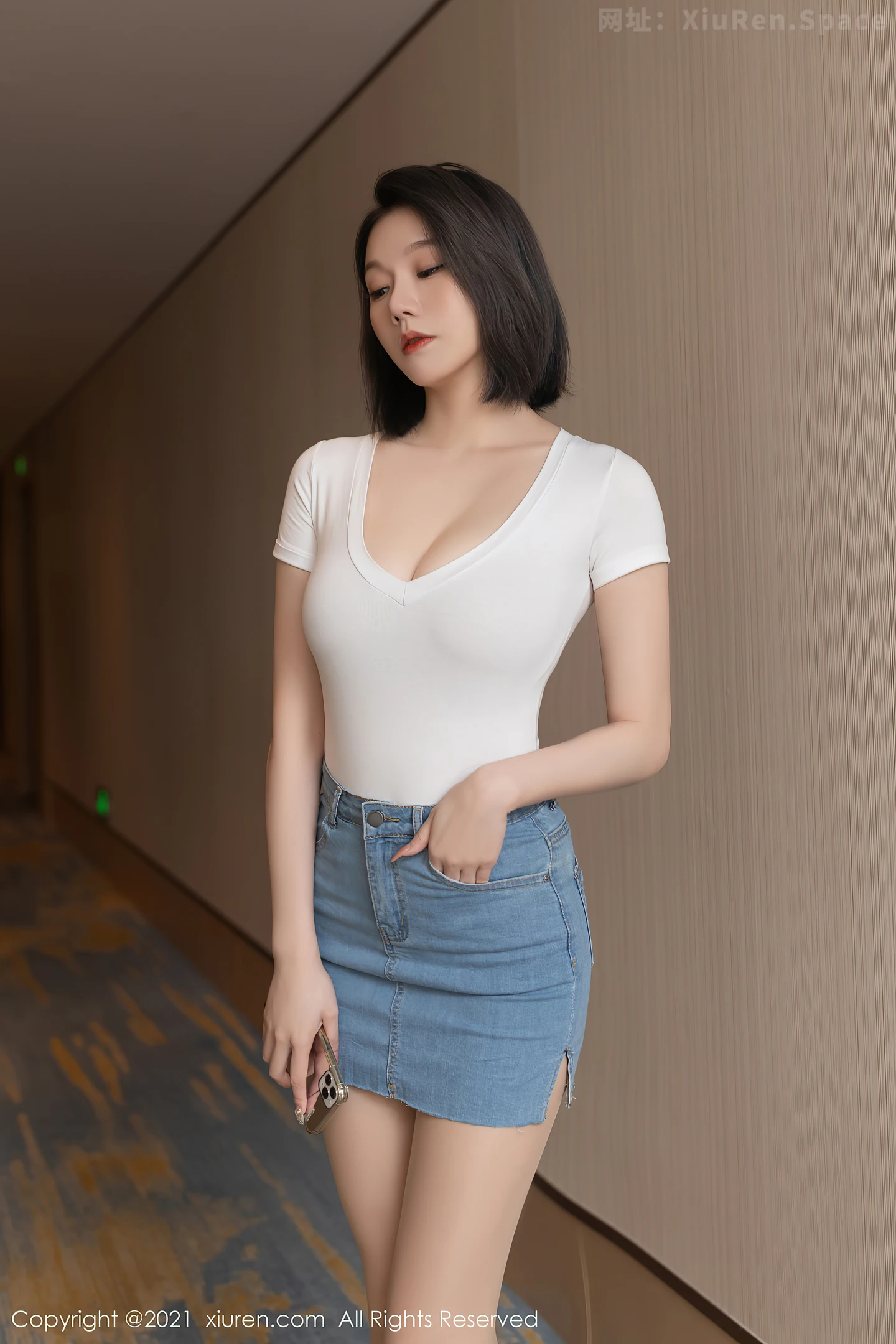 图片[2]-[XiuRen秀人网]VOL.4336 模特安然Maleah重庆旅拍脱牛仔短裙露白色高叉连体衣诱惑写真80P-秀人网官方网站